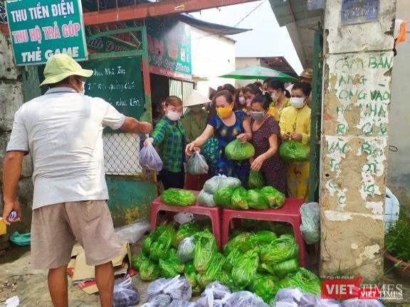 Đại diện các hộ trong khu dân cư phong tỏa ra đầu ngõ nhận rau Đại diện các hộ trong khu dân cư phong tỏa ra đầu ngõ nhận rau