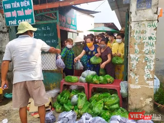 Đại diện các hộ trong khu dân cư phong tỏa ra đầu ngõ nhận rau