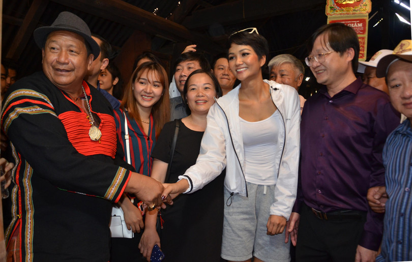 Ngày H'Hen Nie về thăm buôn làng sau khi vào top 5 Hoa hậu Hoàn Vũ, Khăm Phết lập tức đến tặng cô 100 triệu đồng "để cháu làm từ thiện". Ngày H'Hen Nie về thăm buôn làng sau khi vào top 5 Hoa hậu Hoàn Vũ, Khăm Phết lập tức đến tặng cô 100 triệu đồng "để cháu làm từ thiện".