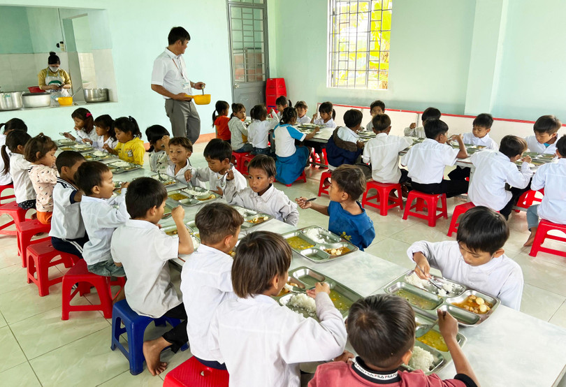 Thầy Ry phát thêm thức ăn cho bữa "Cơm có thịt"