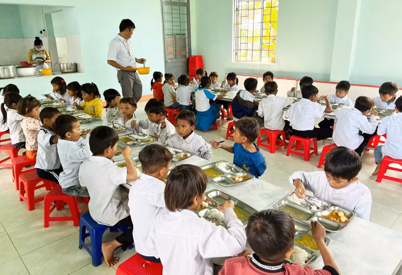 Thầy Ry phát thêm thức ăn cho bữa "Cơm có thịt"