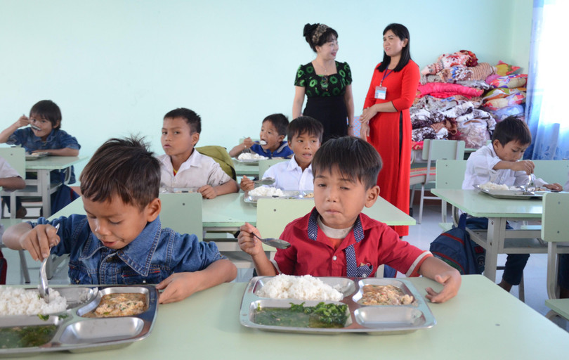 "Cơm có thịt" bữa đầu tiên tại trường TH&amp;THCS Đinh Núp, xã Pờ Tó