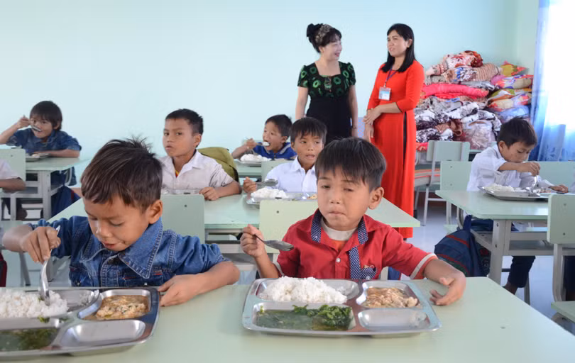 "Cơm có thịt" bữa đầu tiên tại trường TH&amp;THCS Đinh Núp, xã Pờ Tó