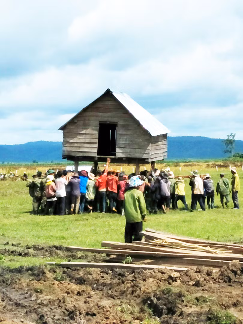 Dời làng kiểu "Thần Đèn" ở Pờ Tó