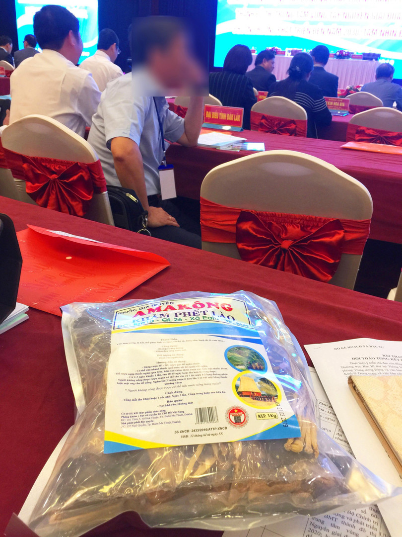 Có tới 400 túi "thuốc Ama Kông-Khăm Phết Lào" giả mạo tặng quan khách tại một hội nghị lớn tháng 3/2019 Có tới 400 túi "thuốc Ama Kông-Khăm Phết Lào" giả mạo tặng quan khách tại một hội nghị lớn tháng 3/2019