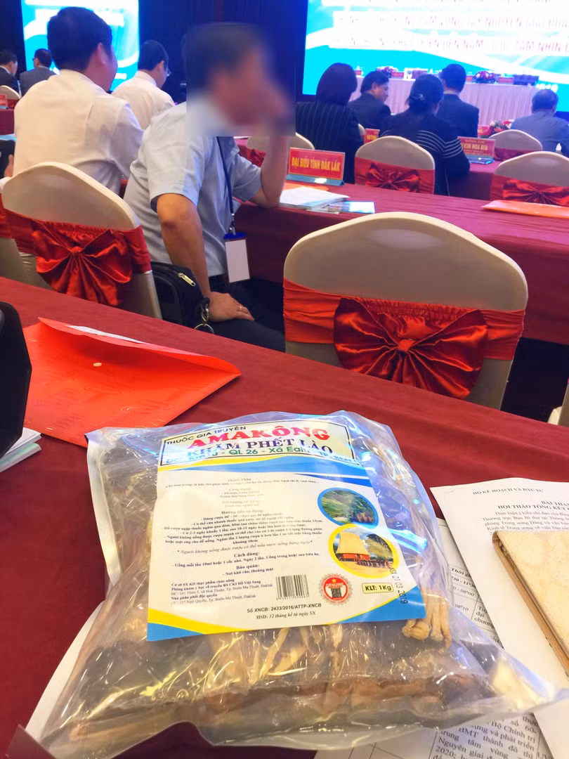 Có tới 400 túi "thuốc Ama Kông-Khăm Phết Lào" giả mạo tặng quan khách tại một hội nghị lớn tháng 3/2019