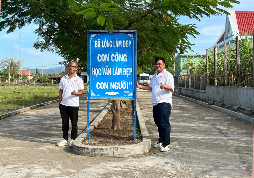 Đường hai chiều vào trường xây trên đất nhà anh Ba hiến tặng