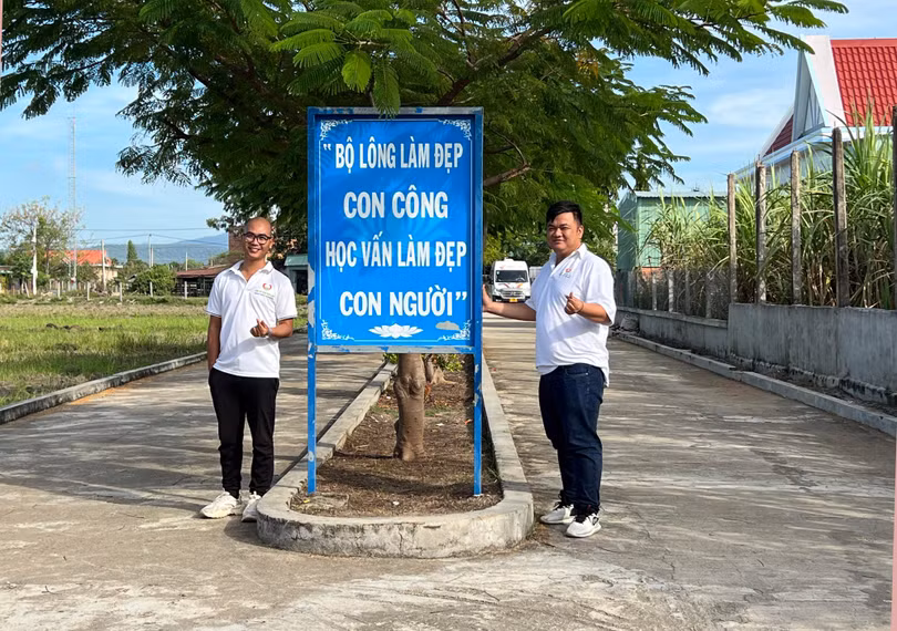 Đường hai chiều vào trường xây trên đất nhà anh Ba hiến tặng