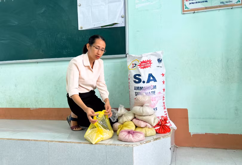 .... và góp gạo hàng tuần cho cô giáo chủ nhiệm lớp Một