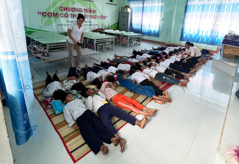 cô Ksor H'Yin (đứng) và cô Nguyễn Thị Phú cho học trò ngủ trưa sau khi ăn