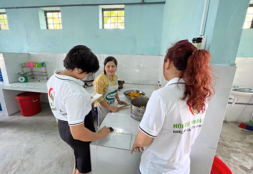 Cô Mai vừa làm bếp vừa chia sẻ với đoàn tham quan của Hội Từ Tâm Đắk Lắk