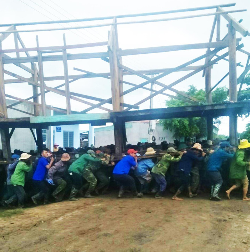 Bộ đội cùng khiêng nhà với dân