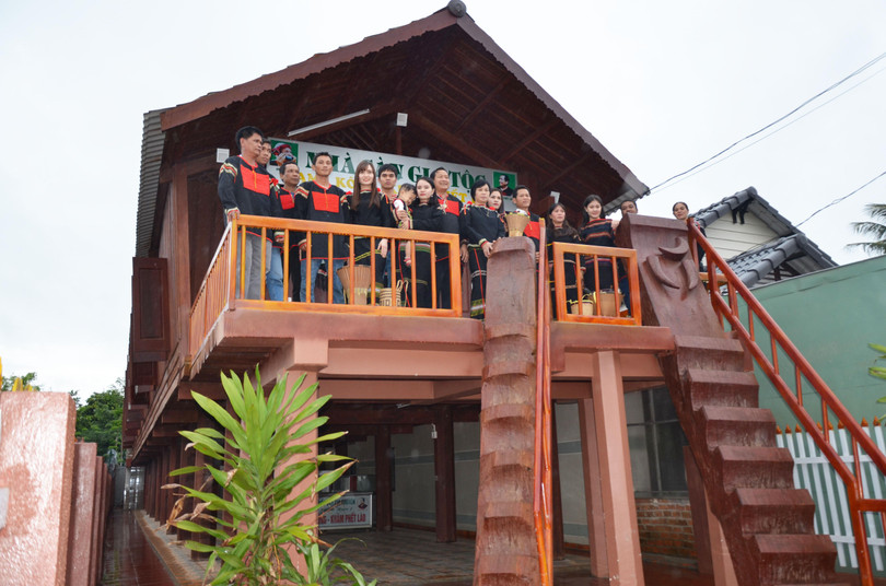 Anh đặt tên ngôi nhà khánh thành trước đại dịch là Nhà Sàn Gia Tộc Anh đặt tên ngôi nhà khánh thành trước đại dịch là Nhà Sàn Gia Tộc