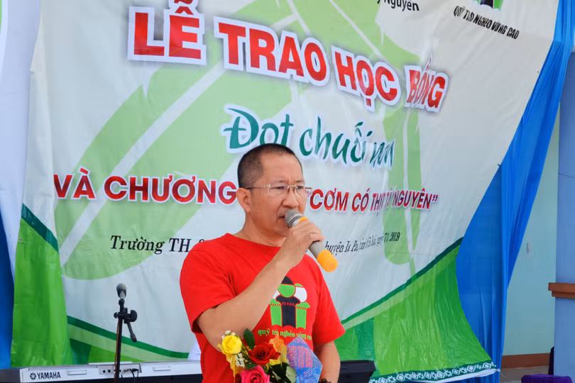 Nhà báo Nguyễn Anh Tú-Giám đốc Quỹ Trò nghèo vùng cao tại Pờ Tó