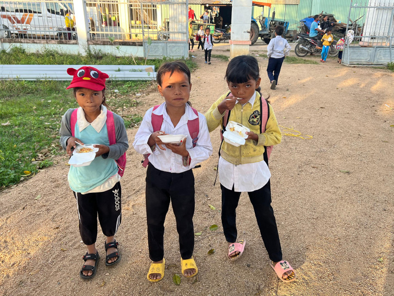 Nhờ có hộp xôi của thầy mà các con đủ no để học