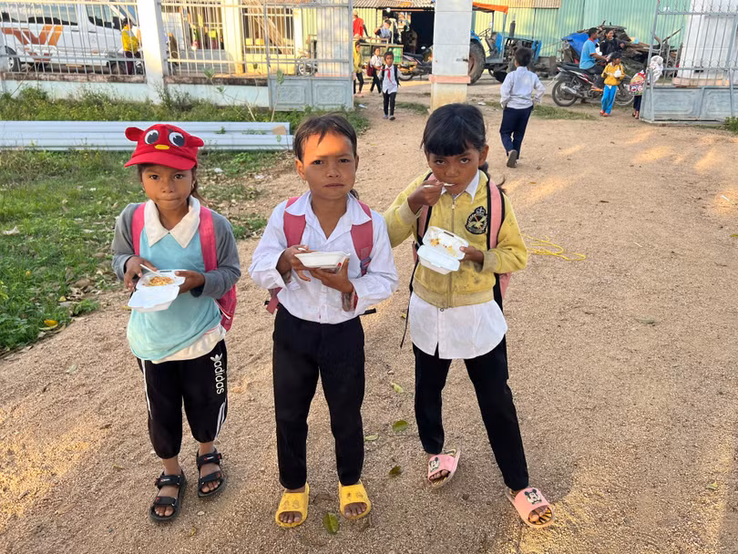 Nhờ có hộp xôi của thầy mà các con đủ no để học