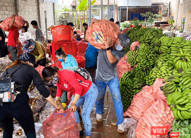 Chuyển hàng lên xe tại điểm Rau 47 Đắk Lắk