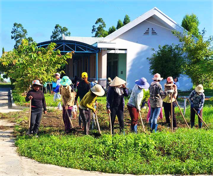 Cha mẹ học sinh đến trường vỡ đất trồng rau ...