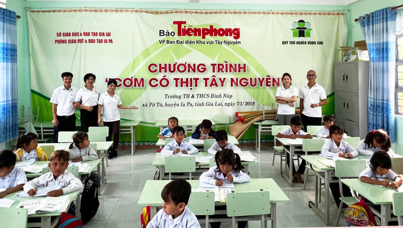 Phòng học của các cháu vẫn giữ nguyên tấm backdrop gần 4 năm trước