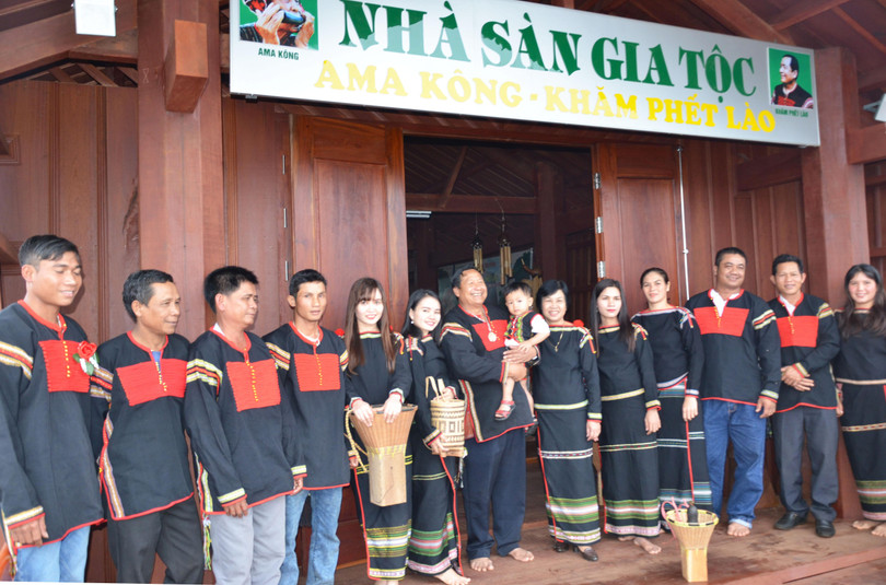 Khăm Phết nhắc nhở con cháu phải biết trân trọng bản sắc văn hóa dân tộc Khăm Phết nhắc nhở con cháu phải biết trân trọng bản sắc văn hóa dân tộc