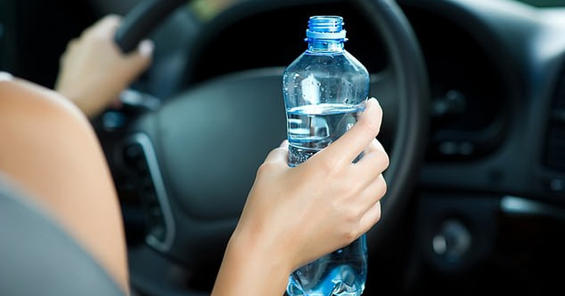 Uống một vài ngụm nước sẽ khiến các tài xế tỉnh táo và tránh buồn ngủ.