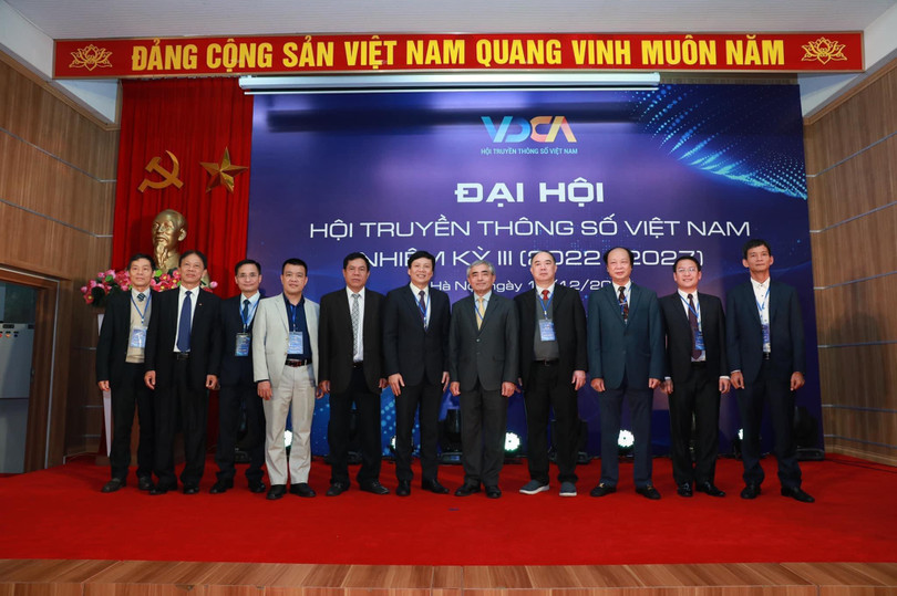 Chủ tịch VDCA Nguyễn Minh Hồng và các Phó Chủ tịch VDCA nhiệm kỳ III.
