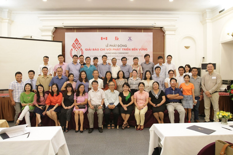 Các đại biểu, nhà báo chụp ảnh kỉ niệm tại lễ phát động.