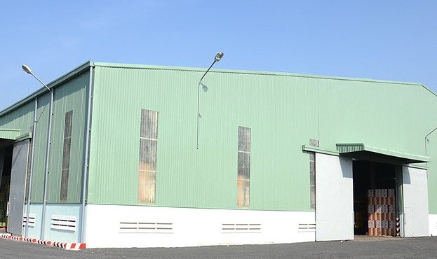 Kho bia "từng không phép" của Cái Mép tại khu đất của Bộ chỉ huy Quân sự tỉnh Tiền Giang. (Ảnh: Thanhnien)