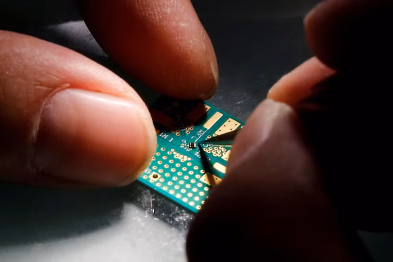 Thế giới đối mặt tình trạng khan hiếm chip, khi nguồn cung không đủ để đáp ứng lực cầu tăng mạnh. Ảnh: Reuters. Thế giới đối mặt tình trạng khan hiếm chip, khi nguồn cung không đủ để đáp ứng lực cầu tăng mạnh. Ảnh: Reuters.