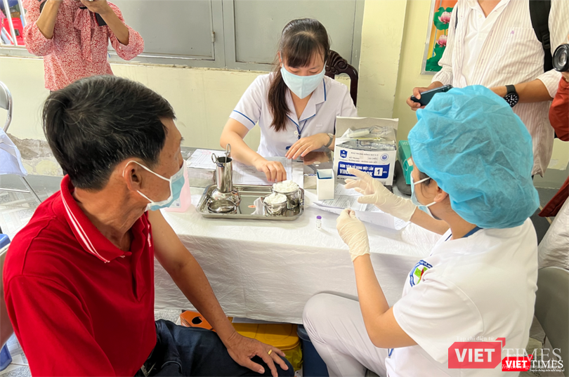 Tổ tiêm vắc xin cộng đồng phục vụ tiêm cho người dân thuộc nhóm nguy cơ