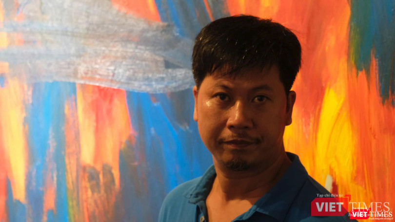 Tác giả Bùi Quang Viễn trước một tác phẩm tranh với chủ đề "Ứng tác" bị buộc tiêu hủy Tác giả Bùi Quang Viễn trước một tác phẩm tranh với chủ đề "Ứng tác" bị buộc tiêu hủy