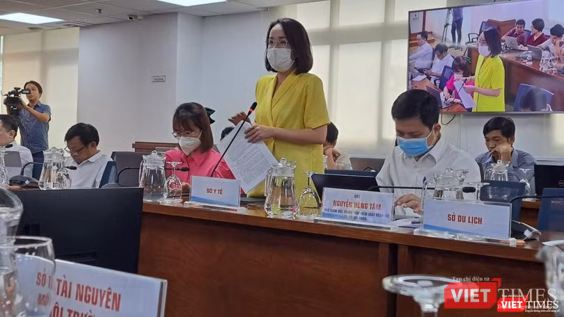 Bà Lê Thiện Quỳnh Như- Phó Chánh Văn phòng Sở Y tế TP.HCM - trả lời tại cuộc họp báo chiều ngày 18/8. Ảnh: Hòa Bình