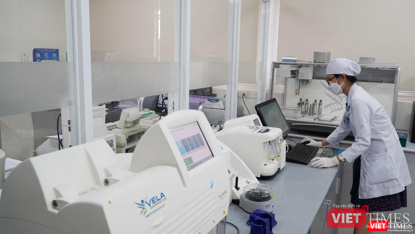 Xét nghiệm tại Đơn vị Sinh học phân tử - Di truyền, thực hiện các kỹ thuật về sinh học phân tử di truyền, xét nghiệm nhiễm sắc thể, phát hiện đột biến gen bằng kỹ thuật PCR… Kỹ thuật mới cho phép xét nghiệm, sàng lọc, tư vấn để phát hiện những bất thường về gen có thể dẫn đến ung thư, qua đó giúp phát hiện sớm và điều trị sớm các bệnh về ung bướu. (Ảnh: BV Chợ Rẫy)