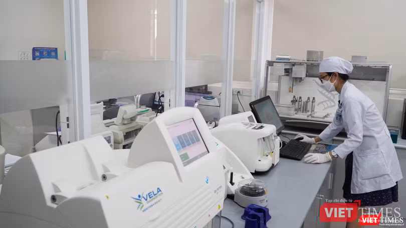 Xét nghiệm tại Đơn vị Sinh học phân tử - Di truyền, thực hiện các kỹ thuật về sinh học phân tử di truyền, xét nghiệm nhiễm sắc thể, phát hiện đột biến gen bằng kỹ thuật PCR… Kỹ thuật mới cho phép xét nghiệm, sàng lọc, tư vấn để phát hiện những bất thường về gen có thể dẫn đến ung thư, qua đó giúp phát hiện sớm và điều trị sớm các bệnh về ung bướu. (Ảnh: BV Chợ Rẫy)