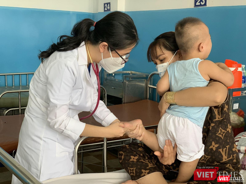 Theo Bệnh viện Bệnh Nhiệt đới TP.HCM, số trẻ mắc tay chân miệng đến khám và điều trị tại bệnh viện trong thời gian gần đây có xu hướng tăng