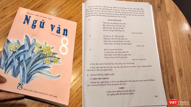 Sách giáo khoa ngữ văn 8 tập 1 (NXB Giáo dục) đã "sửa" tên tác giả bài thơ Đoàn Văn Cừ thành Anh Thơ (Ảnh: Hòa Bình) 