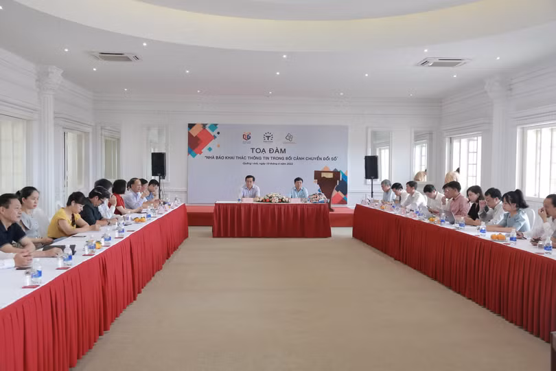 Toàn cảnh Toạ đàm “Nhà báo khai thác thông tin trong bối cảnh chuyển đổi số”