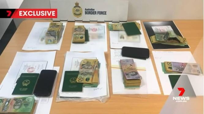 Hình ảnh từ bản tin của 7News thể hiện rõ các cuốn hộ chiếu mang quốc huy Việt Nam trong tang vật vụ việc. (Ảnh cắt từ clip) Hình ảnh từ bản tin của 7News thể hiện rõ các cuốn hộ chiếu mang quốc huy Việt Nam trong tang vật vụ việc. (Ảnh cắt từ clip)