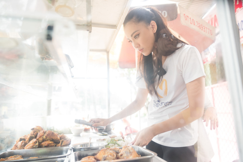 Á hậu Kim Duyên giản dị trong màu áo trắng, phụ gia đình bán cơm 