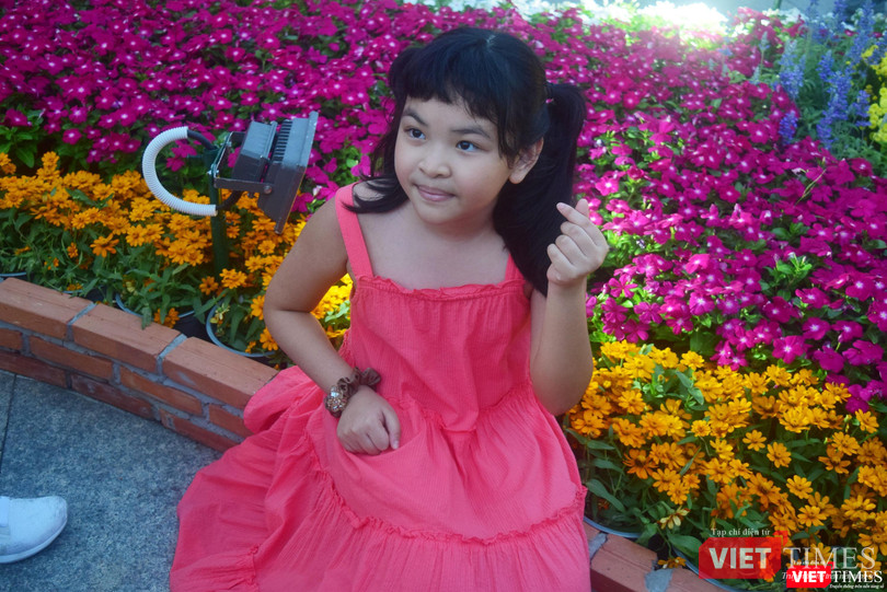 Người dân đưa trẻ đến vui chơi ở Đường hoa Tết nguyên đán Nhâm Dần. Ảnh - Hoà Bình