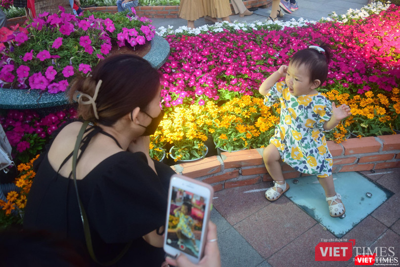 Nhiều em bé được check-in thăm Đường hoa Tết nguyên đán Nhâm Dần