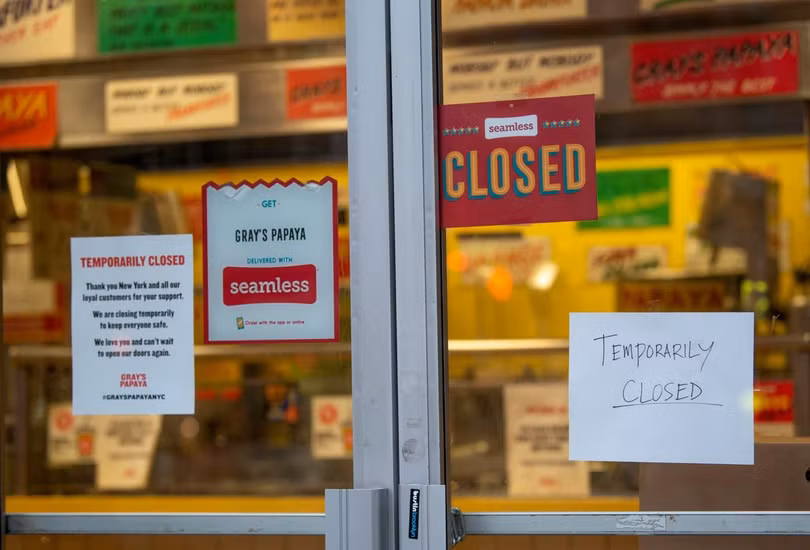 Khi nền kinh tế toàn cầu chưa kịp hưởng lợi đáng kể từ các gói cứu trợ, thị trường tài chính đã biến động mạnh. Ảnh: Reuters. Khi nền kinh tế toàn cầu chưa kịp hưởng lợi đáng kể từ các gói cứu trợ, thị trường tài chính đã biến động mạnh. Ảnh: Reuters.