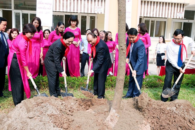 Thủ tướng Nguyễn Xuân Phúc, Bộ trưởng GD&ĐT Phùng Xuân Nhạ dự lễ khai giảng năm học mới 2016 - 2017 tại Trường PTCS Nguyễn Đình Chiểu, Hà Nội. Thủ tướng Nguyễn Xuân Phúc tặng quà cho học sinh Trường PTCS Nguyễn Đình Chiểu và trồng cây tại trường.