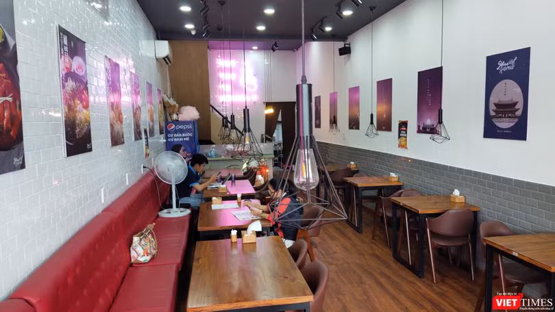 Miss Korea (229 Trần Hưng Đạo, phường Cô Giang, quận 1) mở cửa trở lại nhưng vắng khách (Ảnh: Hòa Bình) 