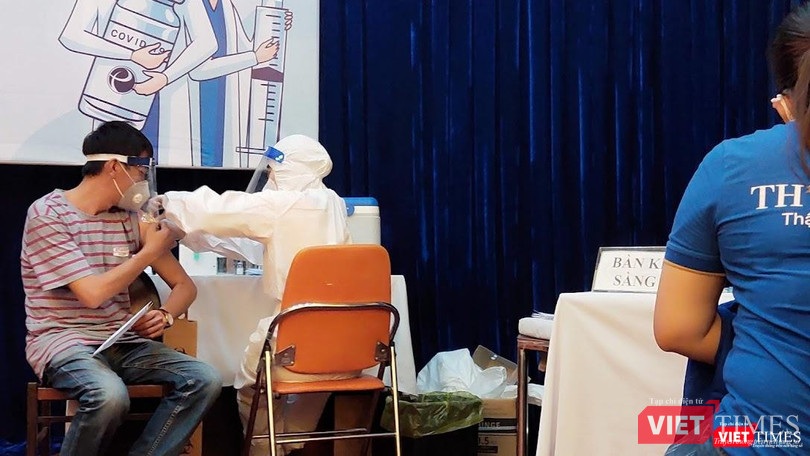 Tiêm vaccine COVID-19 cho người dân trong tâm dịch TP.HCM. Ảnh: Hoà Bình Tiêm vaccine COVID-19 cho người dân trong tâm dịch TP.HCM. Ảnh: Hoà Bình