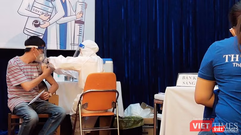 Tiêm vaccine COVID-19 cho người dân trong tâm dịch TP.HCM. Ảnh: Hoà Bình