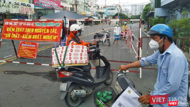 Giao hàng tại các vùng bình thường mới phải có xét nghiệm âm tính và giấy đi đường do Công an TP.HCM cấp. Ảnh: Trần Nguyên Anh