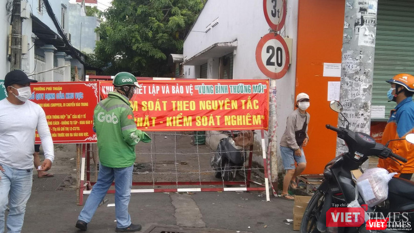 Shipper đi giao hàng tại vùng bình thường mới ở Quận 7 bắt buộc phải có xét nghiệm âm tính với COVID-19. Ảnh: Trần Nguyên Anh