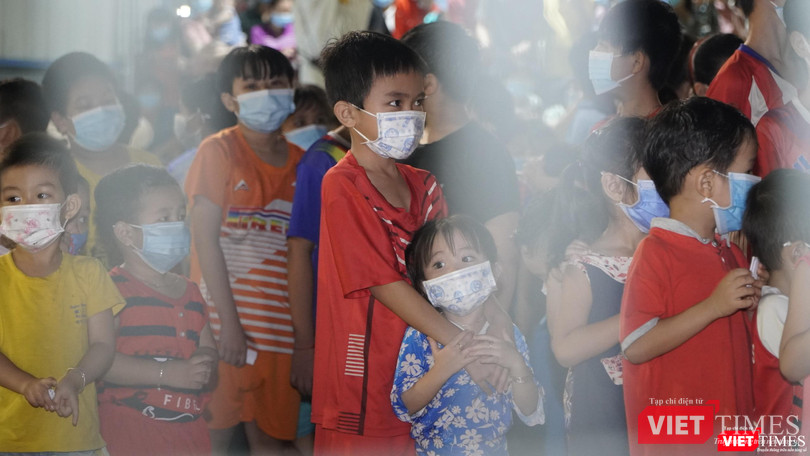Những gương mặt bé thơ đang phải điều trị COVID-19, xa gia đình