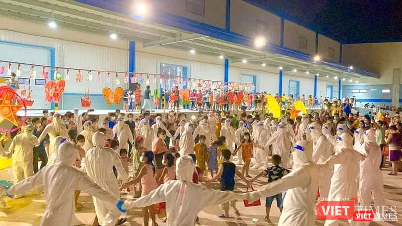 Lực lượng tình nguyện tại Bình Dương tổ chức cho trẻ em là F0 có cơ hội vui chơi dịp Tết Trung thu